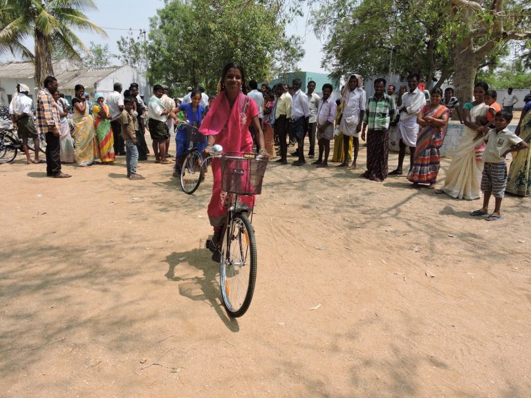 Jóvenes mujeres estrenando sus bicicletas. Fuente: Fundación Vicente Ferrer