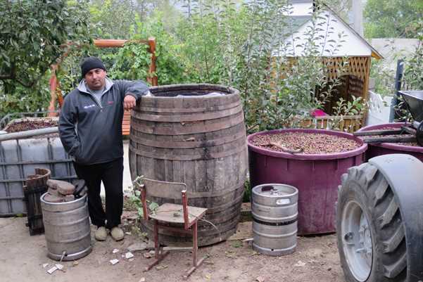 Agricultor en su granja. Fuente: Microinvest