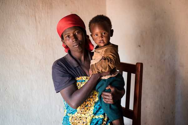 Gaudence Nzomukunda en su huerta en Burundi. Fuente: Hayley Tucker