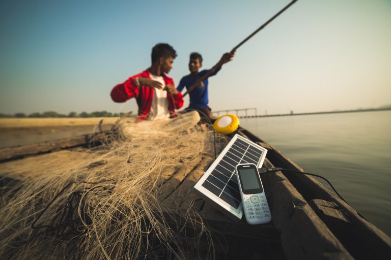 Pescadores usando un sistema solar para la iluminación y carga de sus móviles. Fuente: SIMA