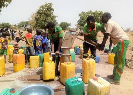 Obteniendo agua limpia del pozo en el pueblo de Sapuougo. Fuente: Amigos de Rimkieta