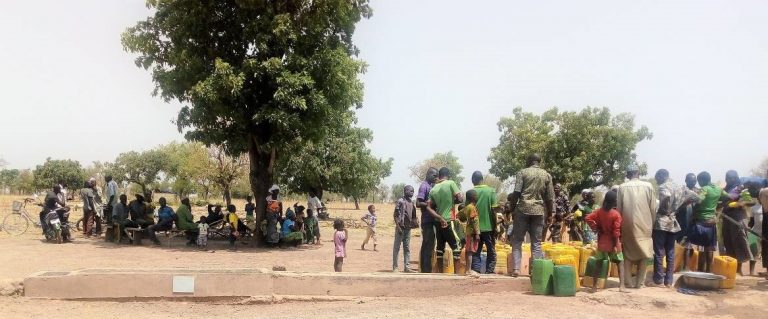 El pozo en el pueblo de Sapuougo. Fuente: Amigos de Rimkieta