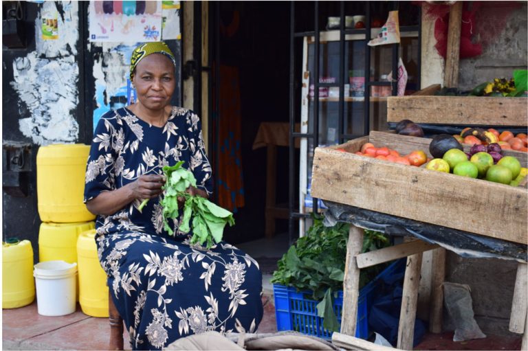 Milicent Adhiambo trabajando en el mercado. Fuente: Musoni Microfinance Ltd LLC