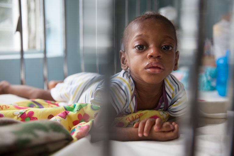 Niño superando la desnutrición en el hospital St. Damien. Fuente: Fundación Nuestros Pequeños Hermanos