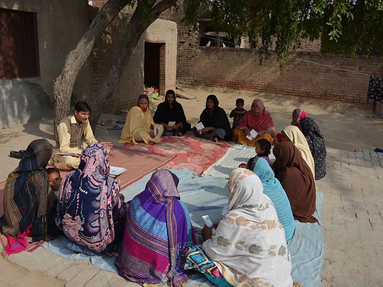 Grupo de mujeres asistiendo una reunión. Fuente: Rural Community Development Programmes