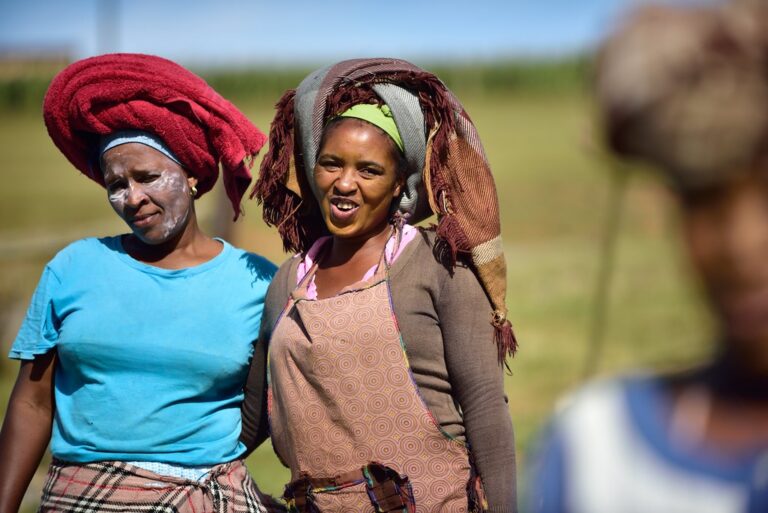 Mujeres en el campo. Fuente: Creative Commons