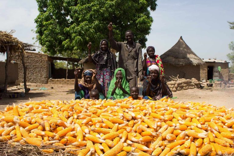 Familia en Mali con su cosecha. Fuente: Myagro