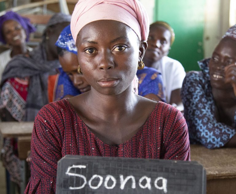 Mujer aprendiendo de escribir su nombre. Fuente: Fundación Guné