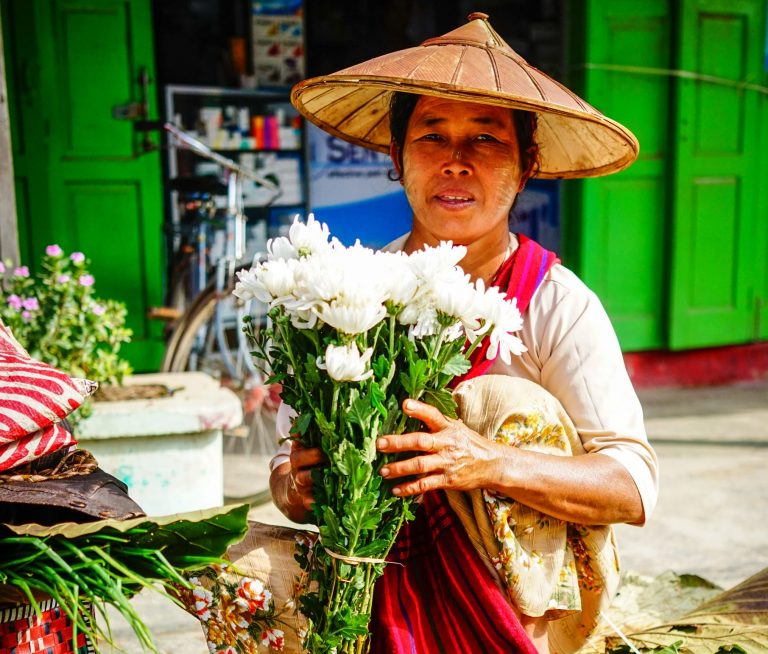 Vendedora de flores en un mercado de Yangong. Fuente: Phuong D. Nguyen