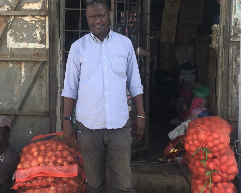 Emile Ndione en su tienda de alimentos en Thies, Senegal. Fuente: Caurie