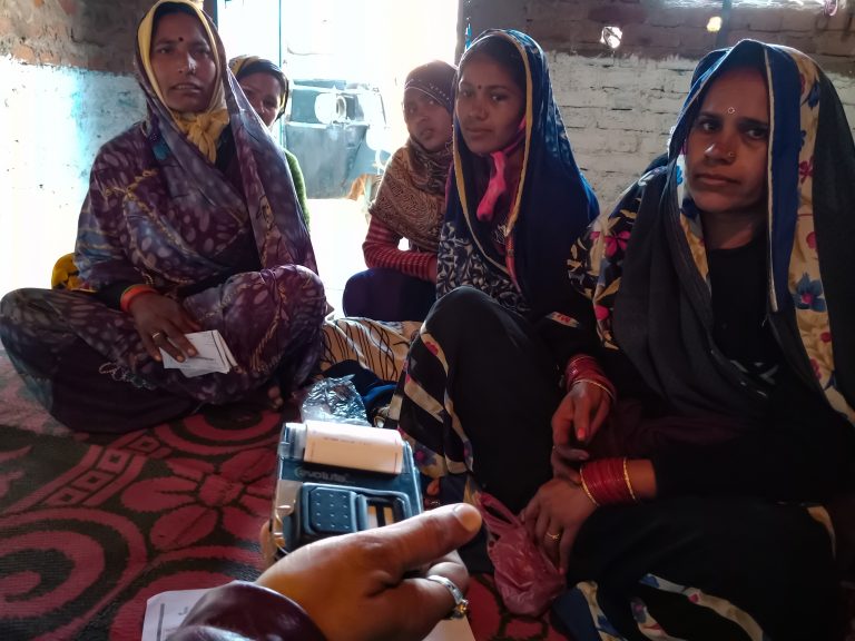 Grupo de mujeres durante una reunión. El uso de la tecnología, más presente con la digitalización de pagos y cobros. Fuente: Satya