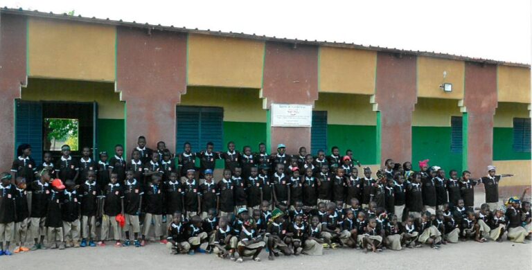 Alumnos frente al colegio de secundaria Kanso Fuente:Ecos de Mali