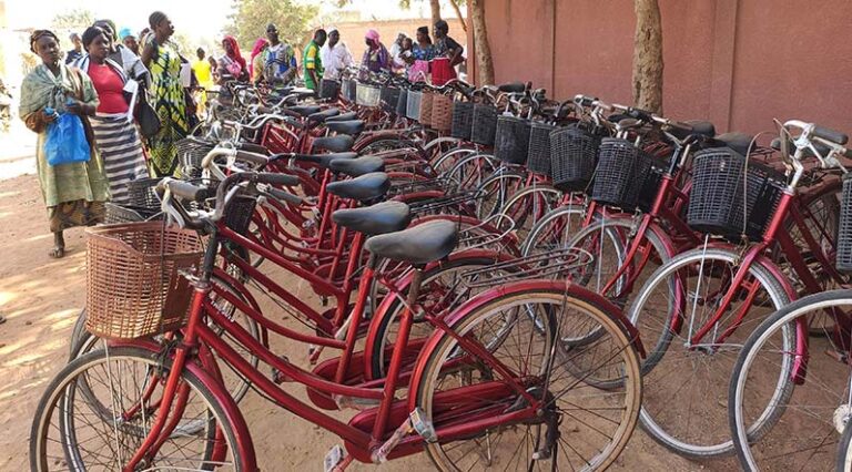 Entrega de bicicletas en Rimkieta. Fuente: Amigos de Rimkieta