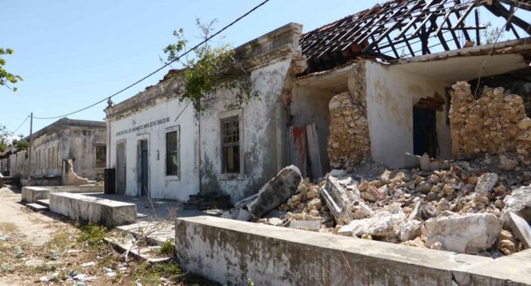 Fachada de la escuela tras el ciclón. Fuente: Fundación IBO