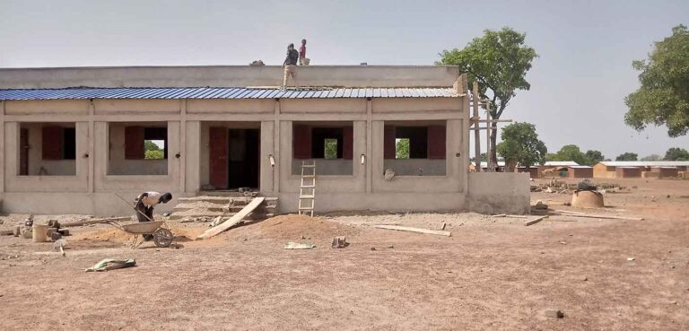 Hombres trabajando en la construcción de la ampliación de la escuela Fuente: Ecos de Mali