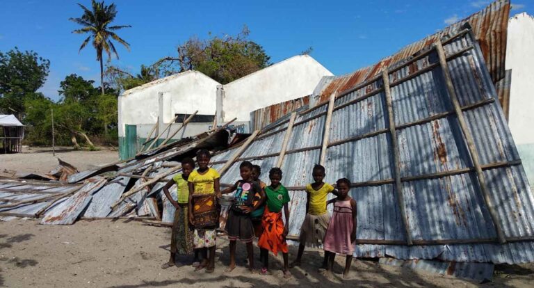 Niñas delante de la Escuela Mondlane tras el ciclón. Fuente: Fundación IBO