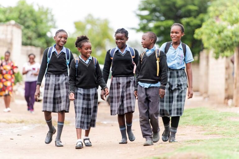 Niños y niñas volviendo del colegio. Fuente: Healthy Learners