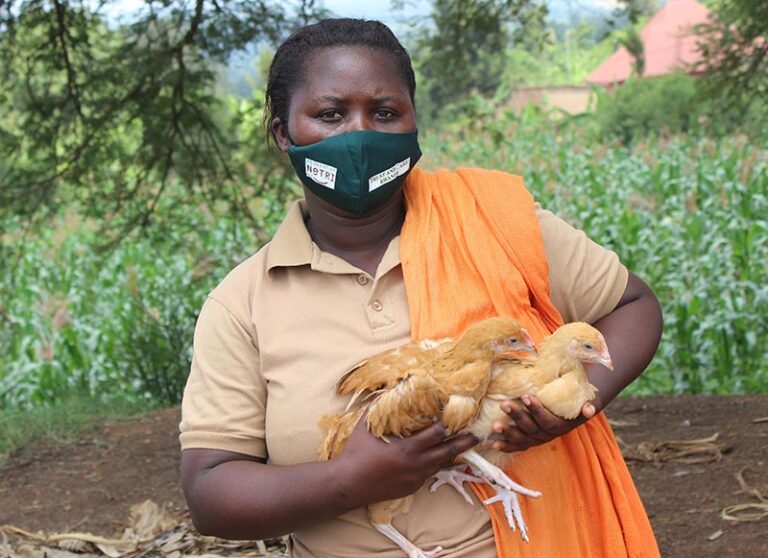 Madre de familia recogiendo alimentos en Bugesera. Fuente: Trust and Care