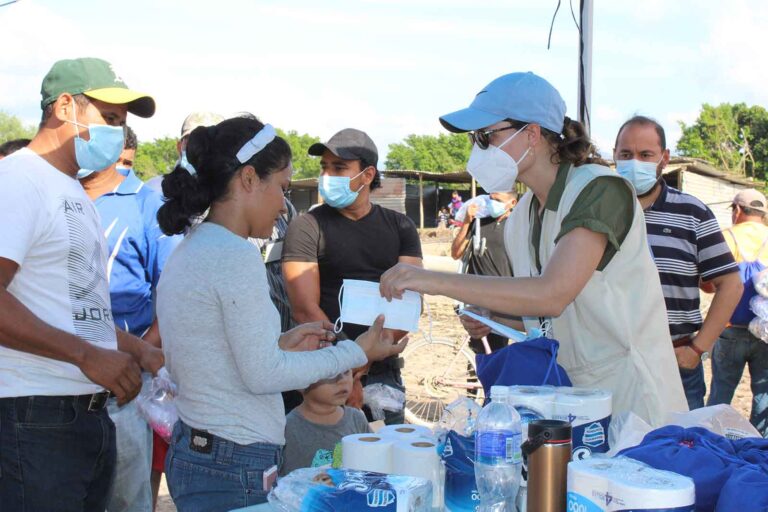 Entrega de productos de kits de higiene a la población damnificada expuesta a contraer el virus del Covid.Fuente: Keyla Suanzo