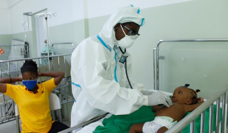 Médico auscultando a un paciente infantil. Fuente: Fundación Nuestros Pequeños Hermanos