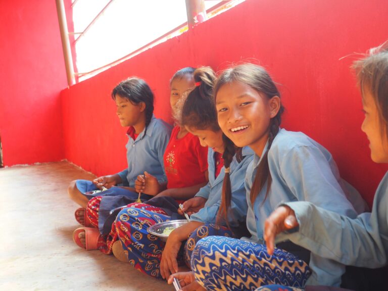 Niños en el nuevo comedor. Fuente: Bahadur