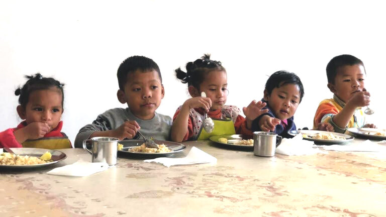 Niños comiendo en Mala Homes. Fuente: Dream Nepal