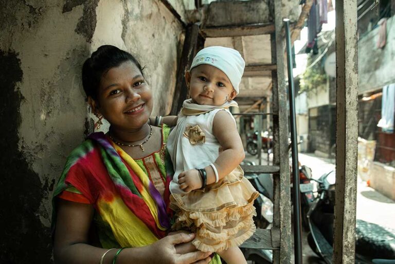 Madre con su hija en Mumbai. Fuente: Armman