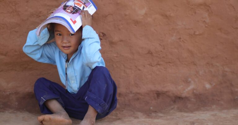 Niño en el patio. Fuente: Bahadur Social Project.