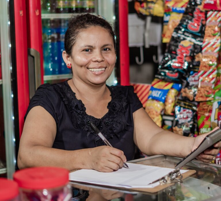 Beneficiaria de la inversión en su tienda. Fuente: FAMA