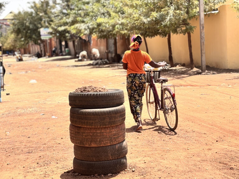 Beneficiaria de una bicicleta. Fuente: Fundación Amigos de Rimkieta