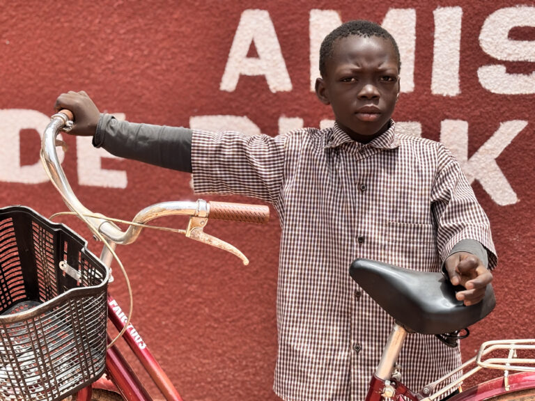 Beneficiario de una bicicleta. Fuente: Fundación Amigos de Rimkieta