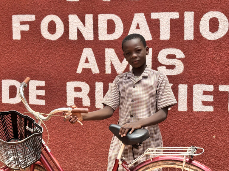 Beneficiaria de una bicicleta. Fuente: Fundación Amigos de Rimkieta