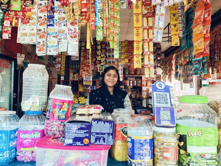 Una clienta de Arriba en su tienda. Fuente: Arriba