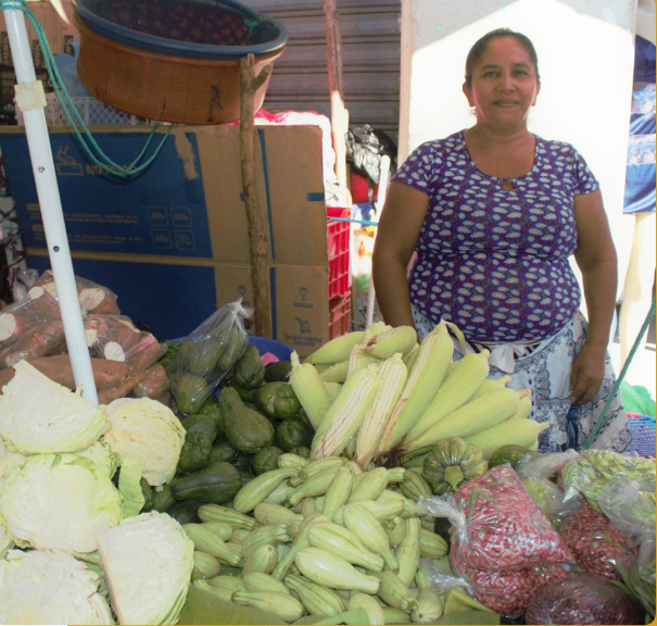 Doña Betty en su tienda de verduras. Fuente: Enlace