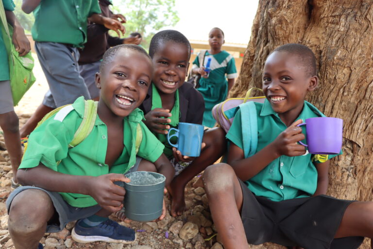 Niños y niñas de la Escuela Primaria Catholic Institute, en Malawi. Fuente: Mary's Meals