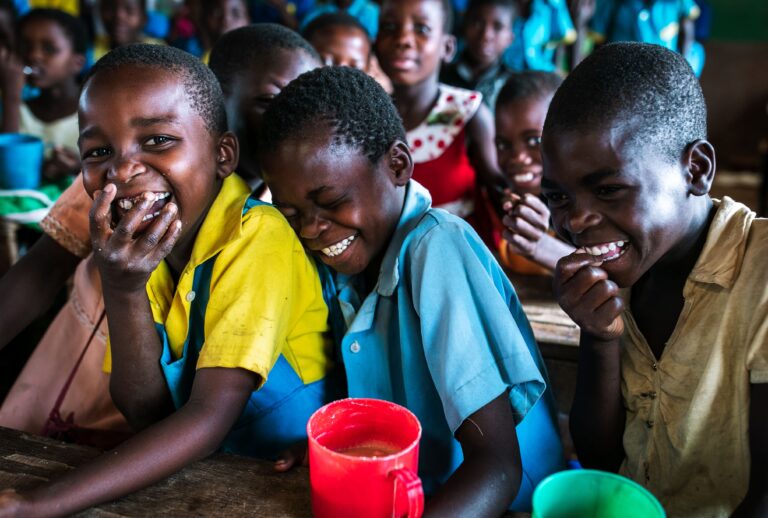 Niños y niñas en clase, Escuela Samama, Malawi. Fuente: Mary's Meals