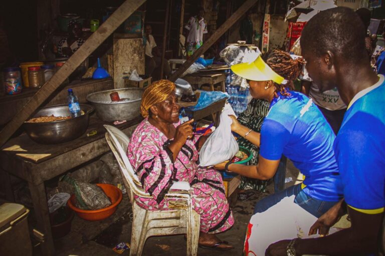 Agente de Addosser visitando a una clienta. Fuente: Addosser