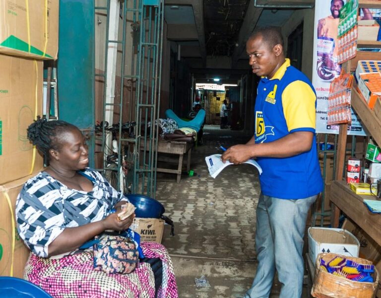 Agente de Addosser visitando a una clienta. Fuente: Addosser