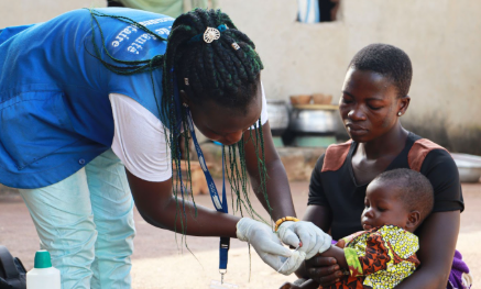 Trabajadora sanitaria vacuna a un niño en Binah. Fuente: Integrate Health