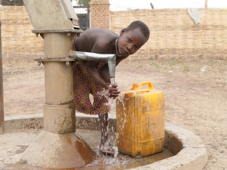 Un niño pequeño accede a agua potable de un pozo recién perforado. Fuente: Water for South Sudan