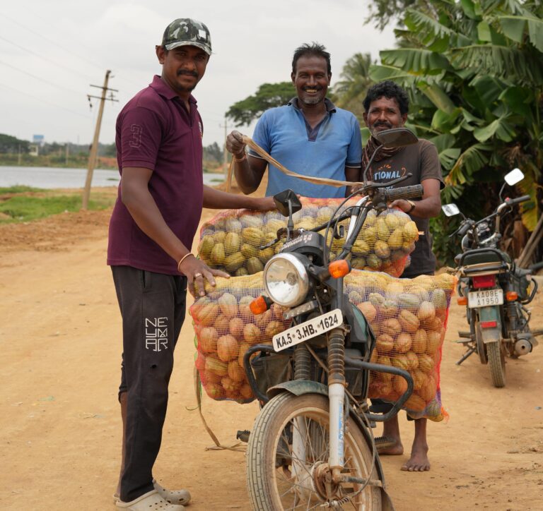 Agricultor transportando su cosecha. Fuente: Origin Fresh