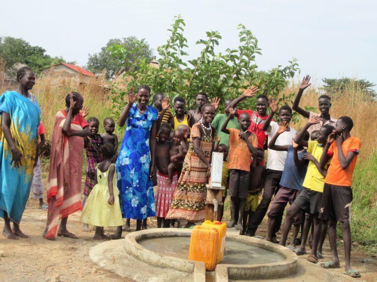 Miembros de la comunidad alrededor de un pozo recién construido. Fuente: Water for South Sudan