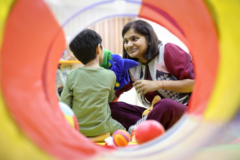 Psicóloga interactúando con un niño. Fuente: Butterfly Learnings