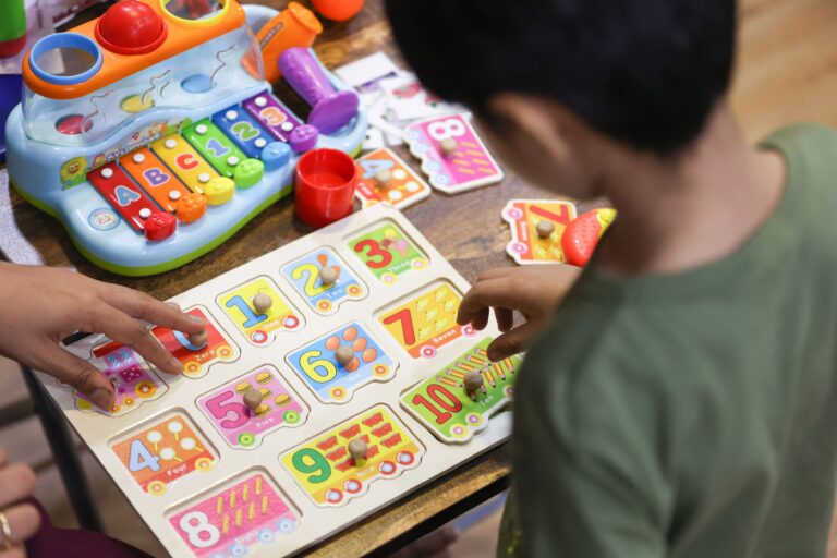 Niño jugando en sesión. Fuente: Butterfly Learnings