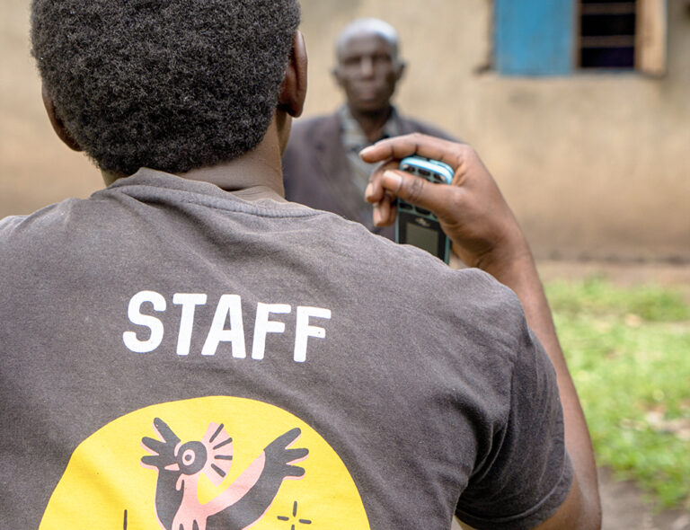 Personal de Latitude reuniéndose con agricultores. Fuente: Latitude