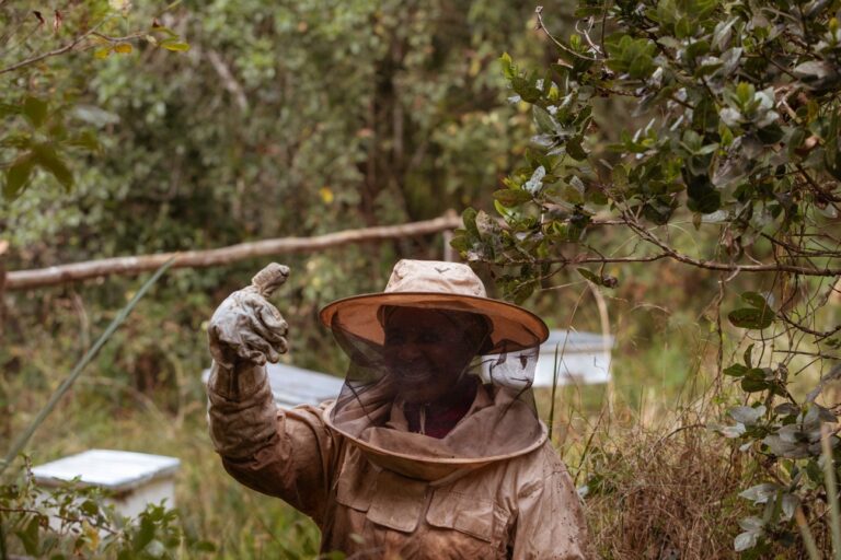 Apicultora que trabaja con Swahili. Fuente: Swahili Honey