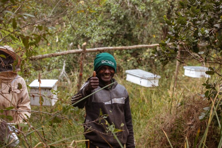 Apicultor que trabaja con Swahili. Fuente: Swahili Honey