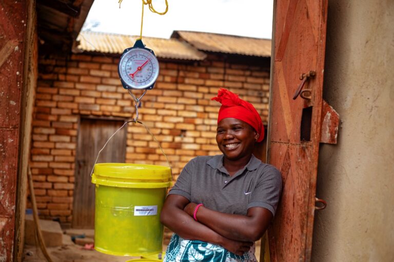 Apicultora que trabaja con Swahili. Fuente: Swahili Honey