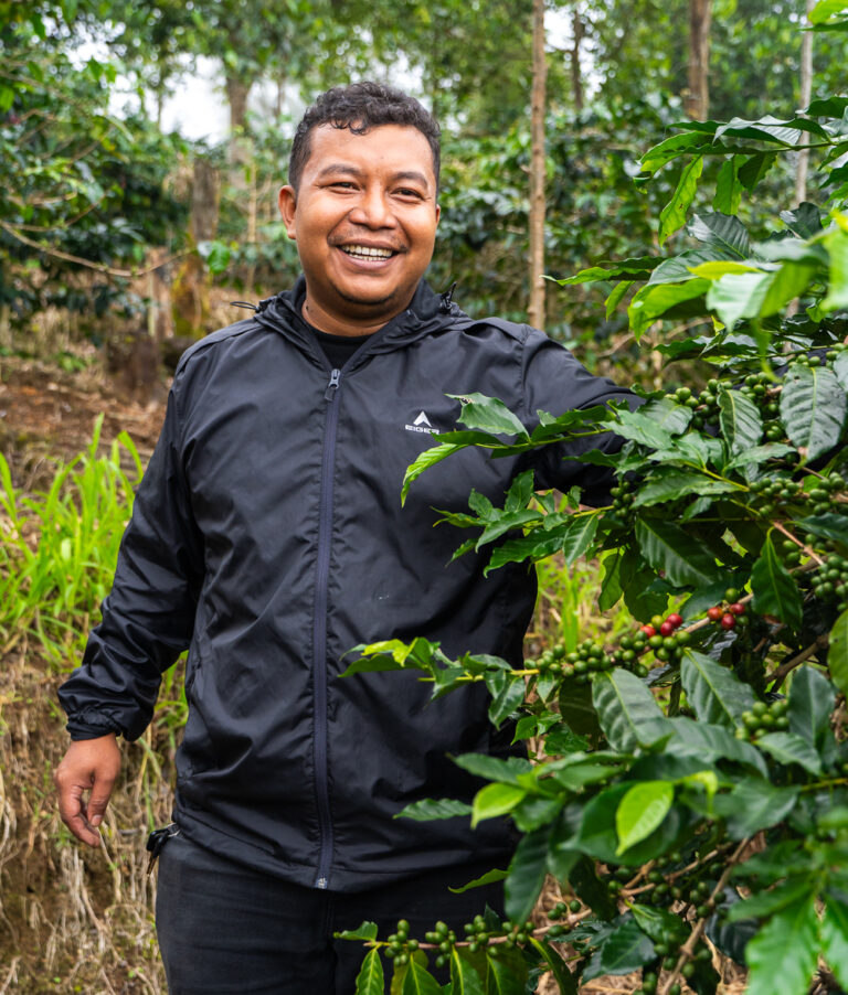 Agricultor mostrando sus cultivos. Fuente: Beneficial Returns Fund