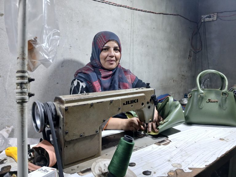 Emprendedor con un negocio de costura de bolsos. Fuente: JWS Pakistan.